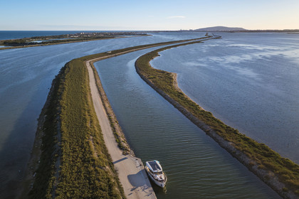 France, Hérault (34), Frontignan, bateau de plaisance sur le canal du Rhône à Sète, le Mont Saint-Clair à Sète en arrière plan (vue aérienne)