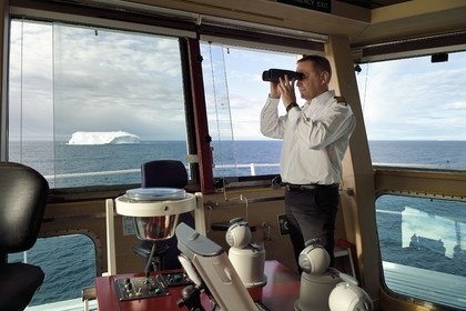 Groenland, cote Nord-Ouest, Baffin Bay, le capitaine Raymond Martinsen du bateau de croisière MS Fram de la compagnie Hurtigruten observe les icebergs à la jumelle