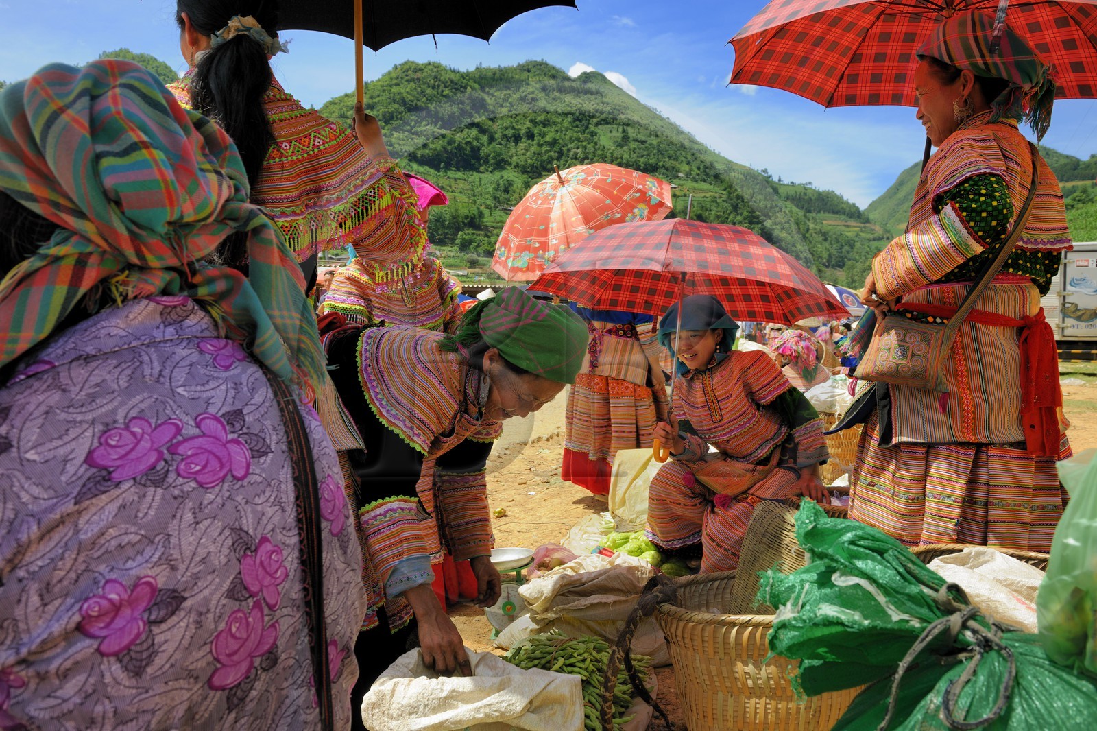 Vietnam, province de Lao Cai, région de Bac Ha, marché de Can Cau, femmes de la minorité Hmong Fleur Vietnam, province de Lao Cai, région de Bac Ha, marché de Can Cau, femmes de la minorité Hmong Fleur