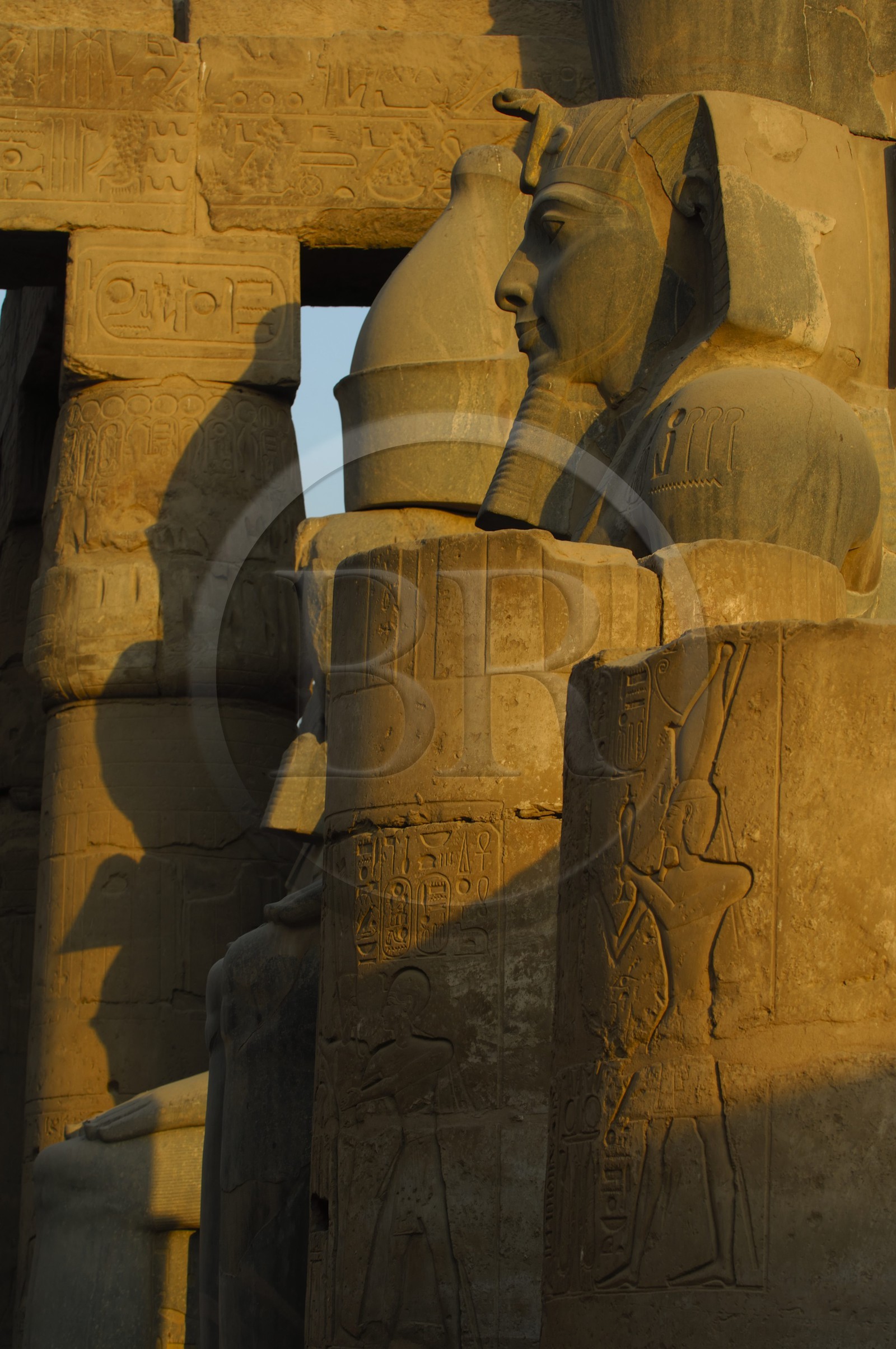 Egypte, Haute Egypte, vallée du Nil, temple de Louxor classé Patrimoine Mondial de l'UNESCO, cour de Ramses II