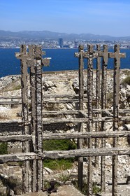 France, Bouches-du-Rhône (13), Marseille, Parc National des Calanques, Archipel des Iles du Frioul, Ile Ratonneau, Fort Ratonneau, pseudo champ de croix, vestige de structures de casemates allemandes pour canon dont la construction fut interrompue par la fin de la guerre