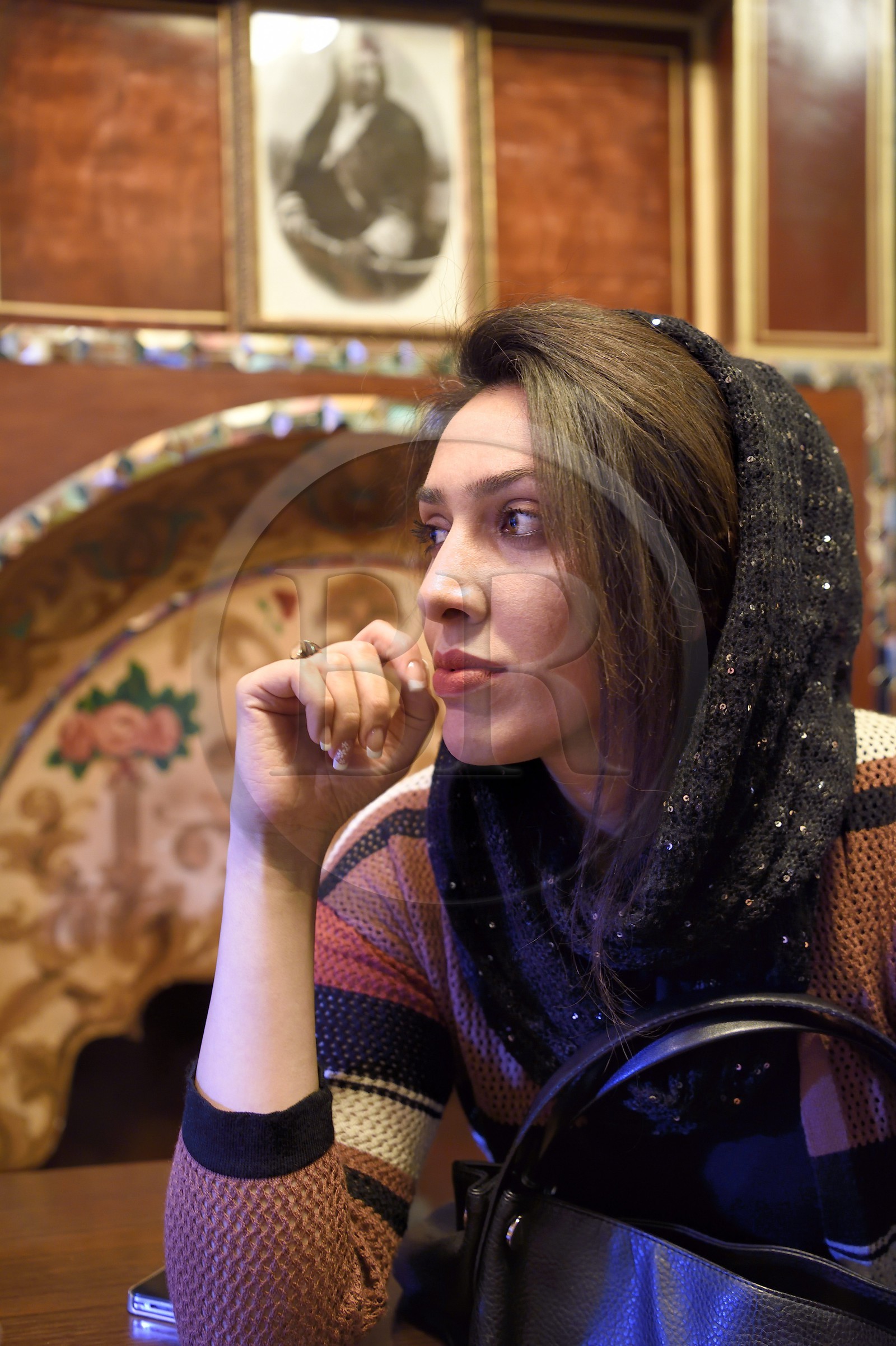 Iran, province d'Ispahan, Ispahan, quartier arménien de la Nouvelle-Djoulfa (Nor Djoura), Firuz Cafe à Julfa square, jeune femme iranienne qui se nomme Agar