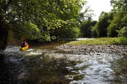 France, Dordogne, Périgord Noir, canoeing down the Auvezere river between Cherveix-Cubas and Tourtoirac