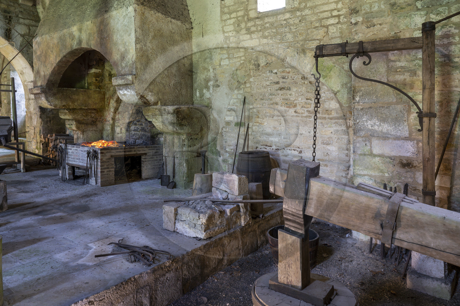 France, Côte-d'Or (21), Marmagne, l'abbaye cistercienne de Fontenay classée au Patrimoine Mondial de l'UNESCO, forge hydraulique du XIIe siècle, reconstitution d’un martinet, un gros marteau à bascule autrefois mû par l’énergie hydraulique pour forger le fer