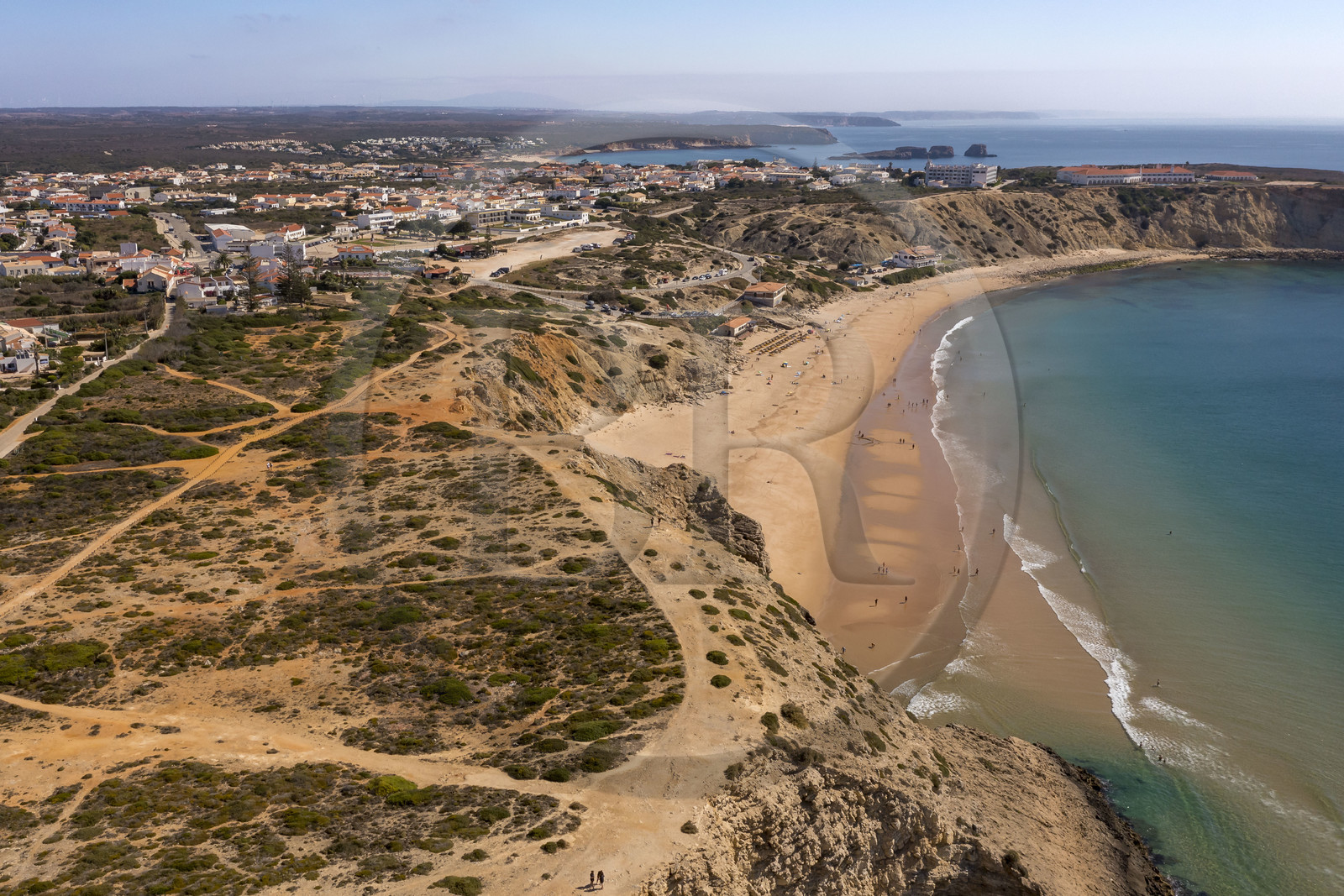 Portugal, Algarve, parc naturel du Sud-Ouest Alentejano et Costa Vicentina, Sagres à l'extrême sud-ouest du Portugal et de l'Europe, la plage de Praia da Mareta et la ville