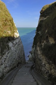 France, Seine-Maritime (76), Pays de Caux, Côte d'Albâtre, petite valleuse à Septimanville, escalier menant à la mer