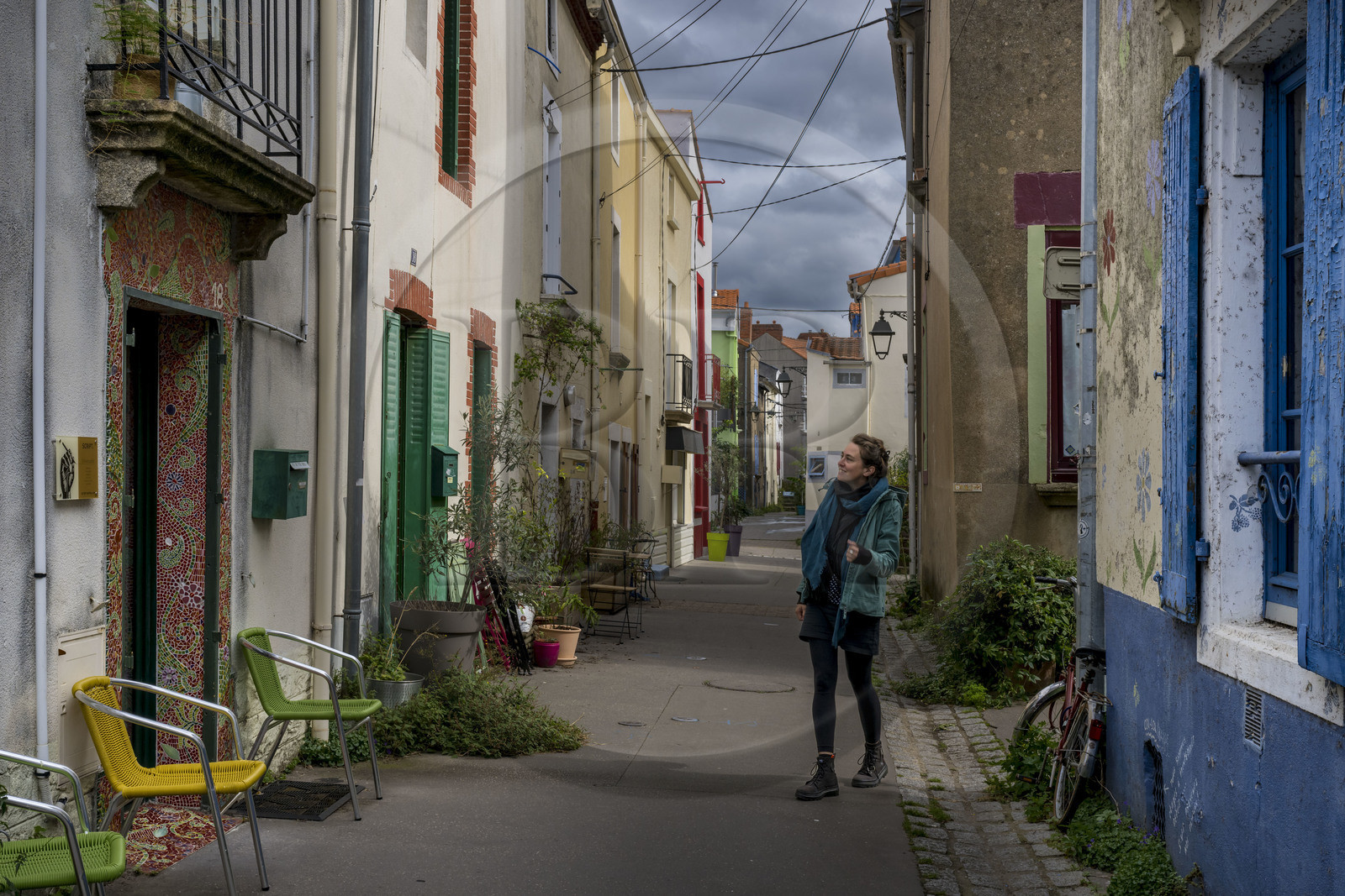 France, Loire-Atlantique (44), banlieue de Nantes, Rezé, quartier Trentemoult, maisons aux facades colorées dans les ruelles du village