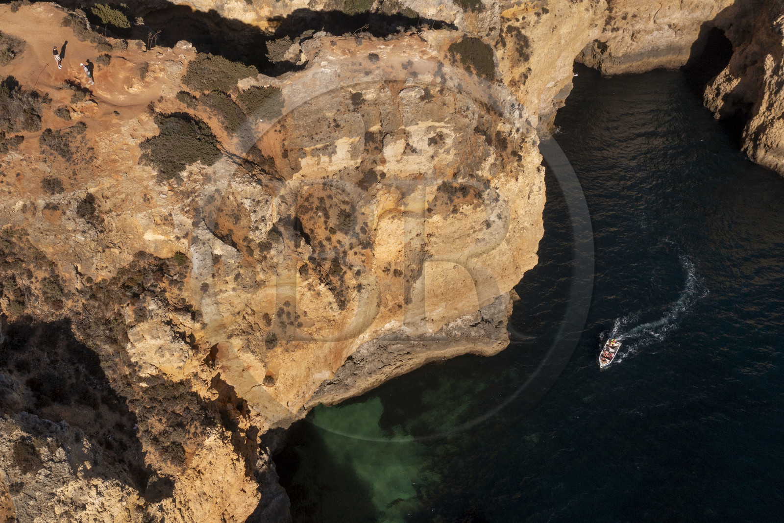 Portugal, Algarve, Lagos, découverte à pied et en bateau des grottes dans les falaises escarpées de la Ponta da Piedade (vue aérienne)