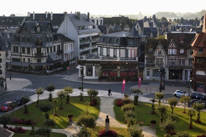 France, Calvados (14), Pays d'Auge, Deauville, place François André créateur de l'Hotel Normandy Barriere