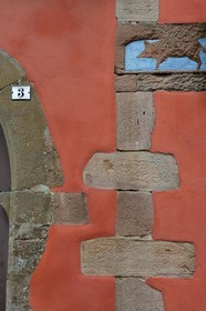 France, Bas-Rhin (67), Route des Vins d'Alsace, Barr, maison médiévale rue Reiber, sculpture érodée d'un sanglier