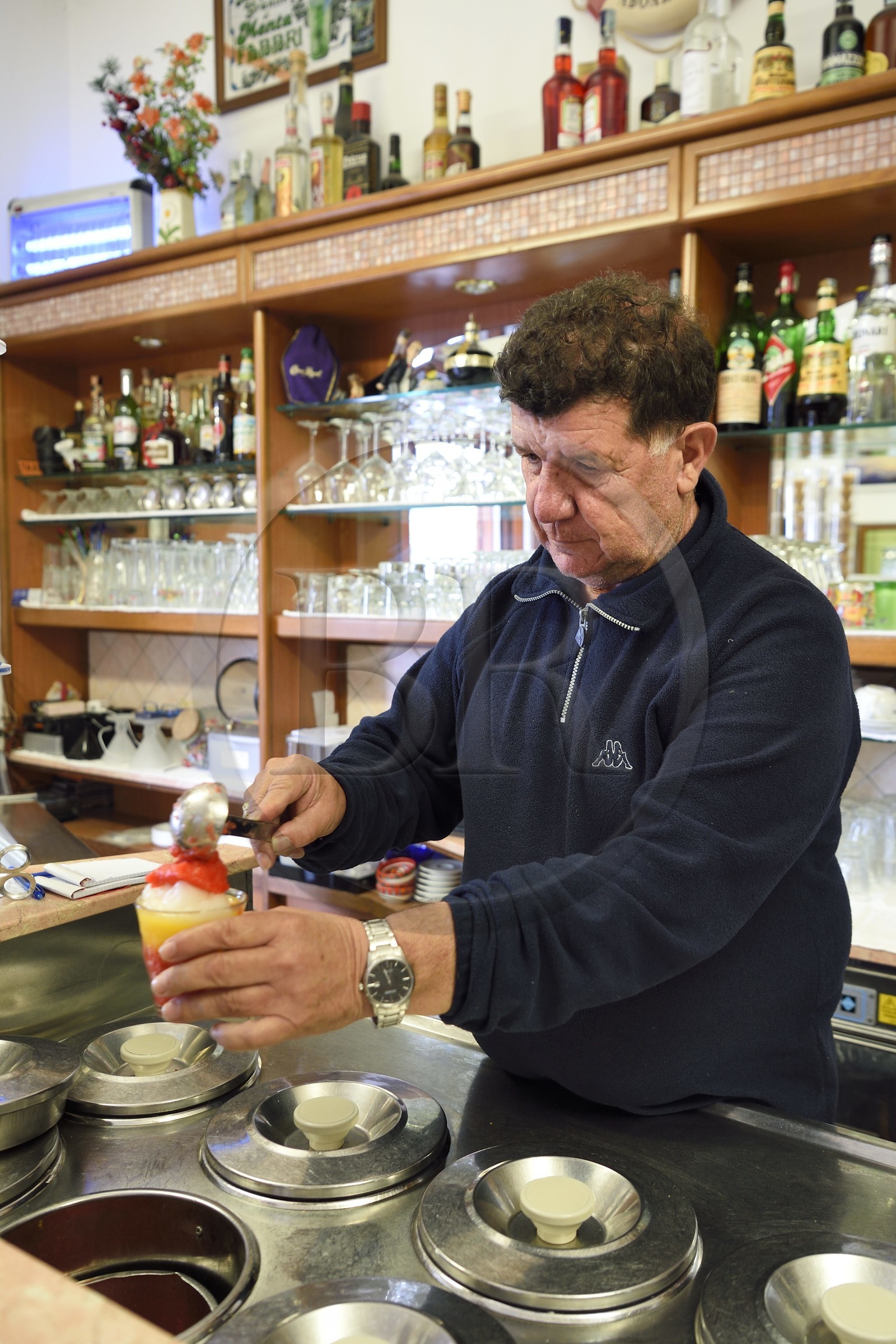 Italie, Sicile, iles Eoliennes, classées Patrimoine Mondial de l'UNESCO, Ile de Lipari, Canneto, Tano Bar, Gaetano prépare la meilleure granité de l'Ile Italie, Sicile, iles Eoliennes, classées Patrimoine Mondial de l'UNESCO, Ile de Lipari, Canneto, Tano Bar, Gaetano prépare la meilleure granité de l'Ile