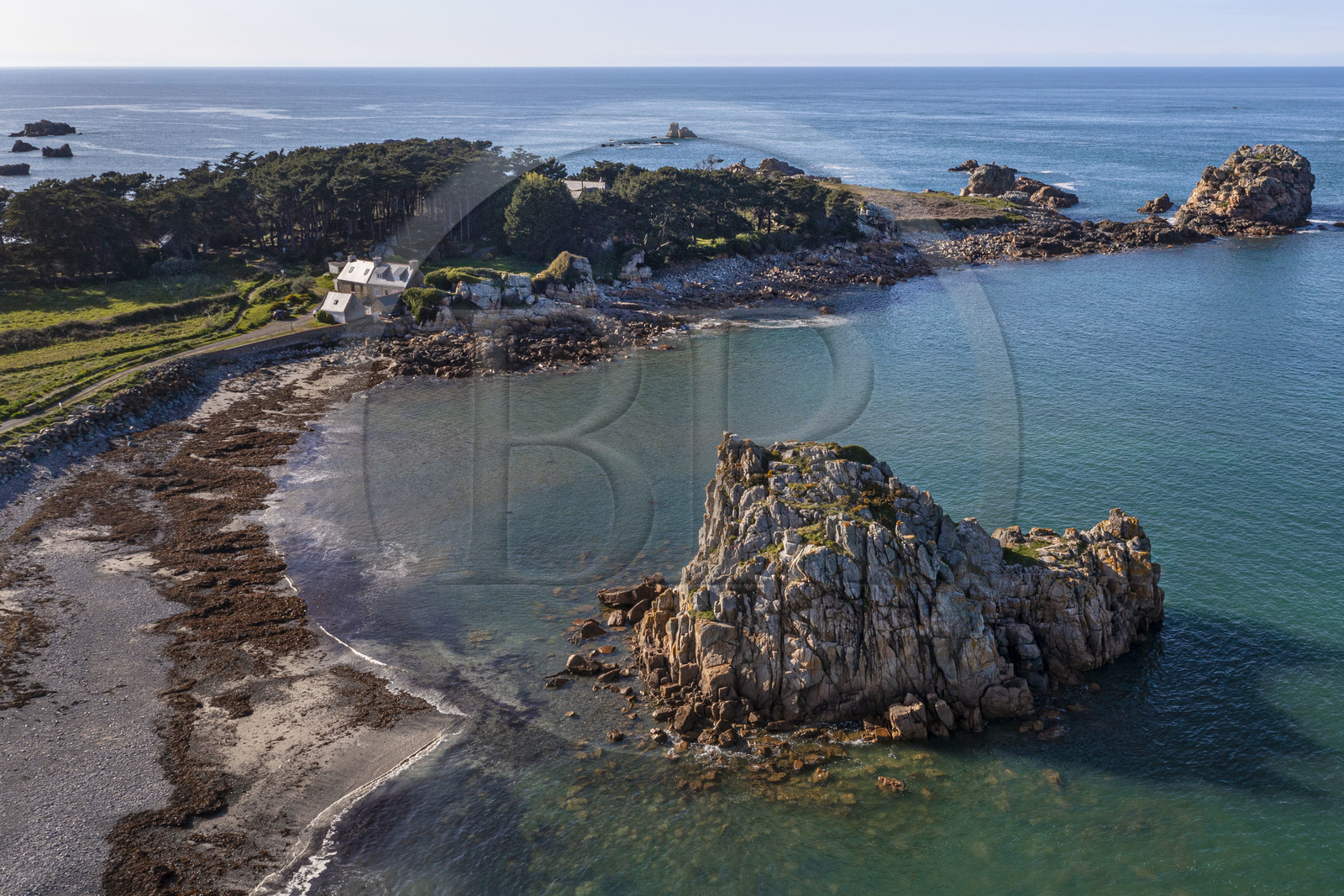 France, Côtes-d'Armor (22), Côte d'Ajoncs, Plougrescant, rochers à la plage de Porz Hir ou Pors-hir sur le chemin de Grande Randonnée GR 34 et La Pointe du Chateau en arrière plan (vue aérienne)