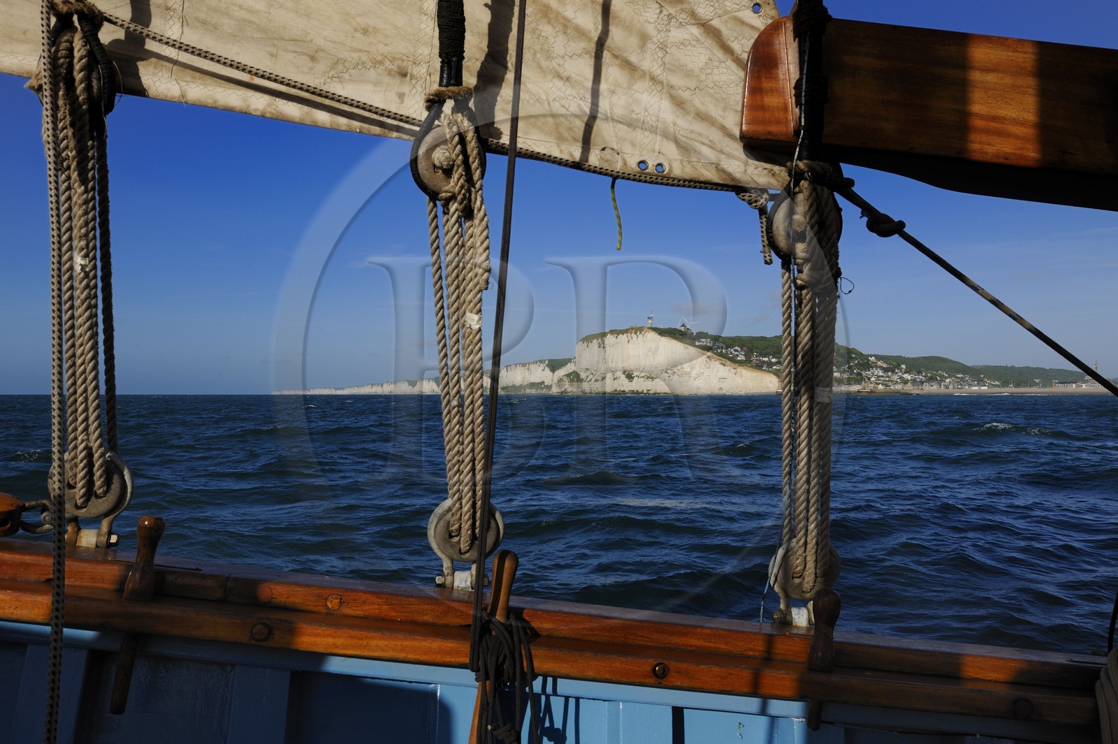 France, Seine-Maritime (76), Pays de Caux, Côte d'Albâtre, sortie en mer à bord du vieux gréement la Tante Fine au large des falaises de Fécamp