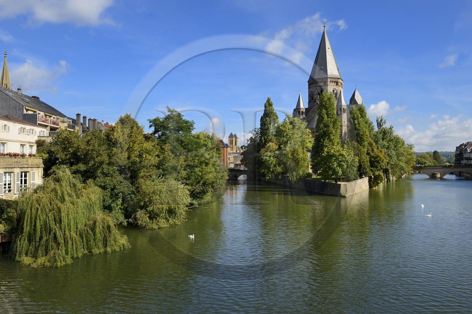 France, Moselle (57), Metz, Ile du Petit-Saulcy, le temple neuf ou église des allemands de culte protestant reformé et les berges de la Moselle canalisée France, Moselle (57), Metz, Ile du Petit-Saulcy, le temple neuf ou église des allemands de culte protestant reformé et les berges de la Moselle canalisée