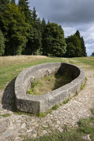 France, Saône-et-Loire (71), parc naturel régional du Morvan, Saint-Léger-sous-Beuvray, oppidum de Bibracte, capitale du peuple celte des Éduens, site archéologique sur le mont Beuvray, bassin en forme de coque de navire bati en granite et daté du 1er siècle avant notre ère
