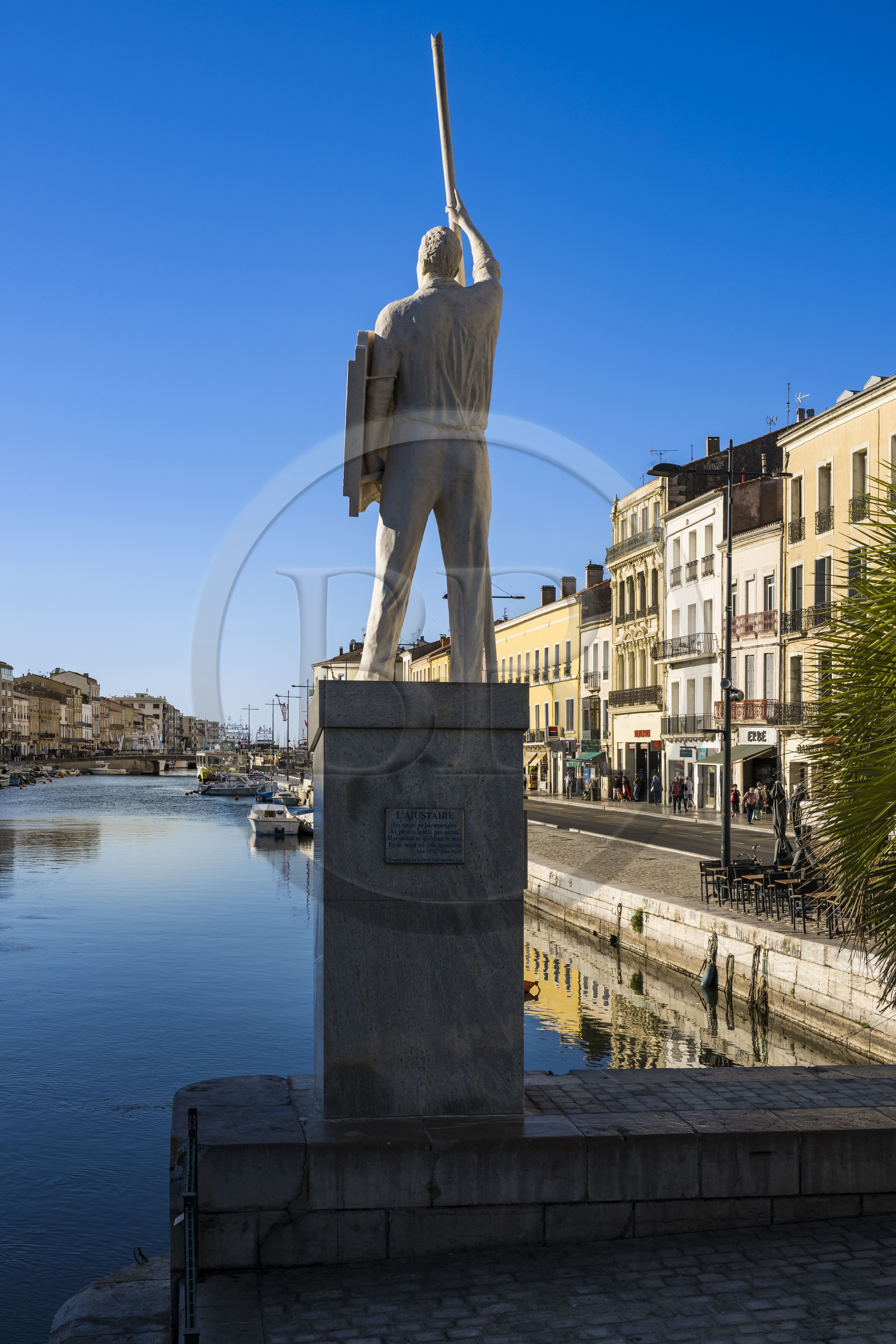 France, Hérault (34), Sète, Canal royal, la statue du jouteur oeuvre de Pierre Nocca domine le Cadre royal