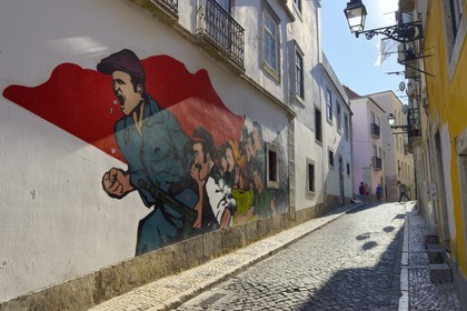 Portugal, Lisbonne, quartier du Bairro Alto, fresque révolutionnaire dans la rue Travessa dos Fieis de Deus