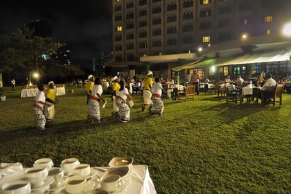 Tanzanie, Dar es-Salaam hôtel Mövenpick, spectacle de danses traditionnelles dans les jardins