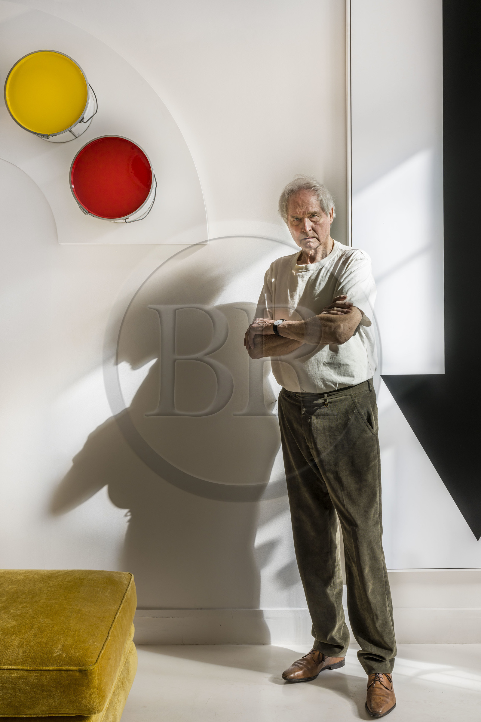 France, Paris (75), l'artiste plasticien Jean-Pierre Raynaud dans son appartement atelier