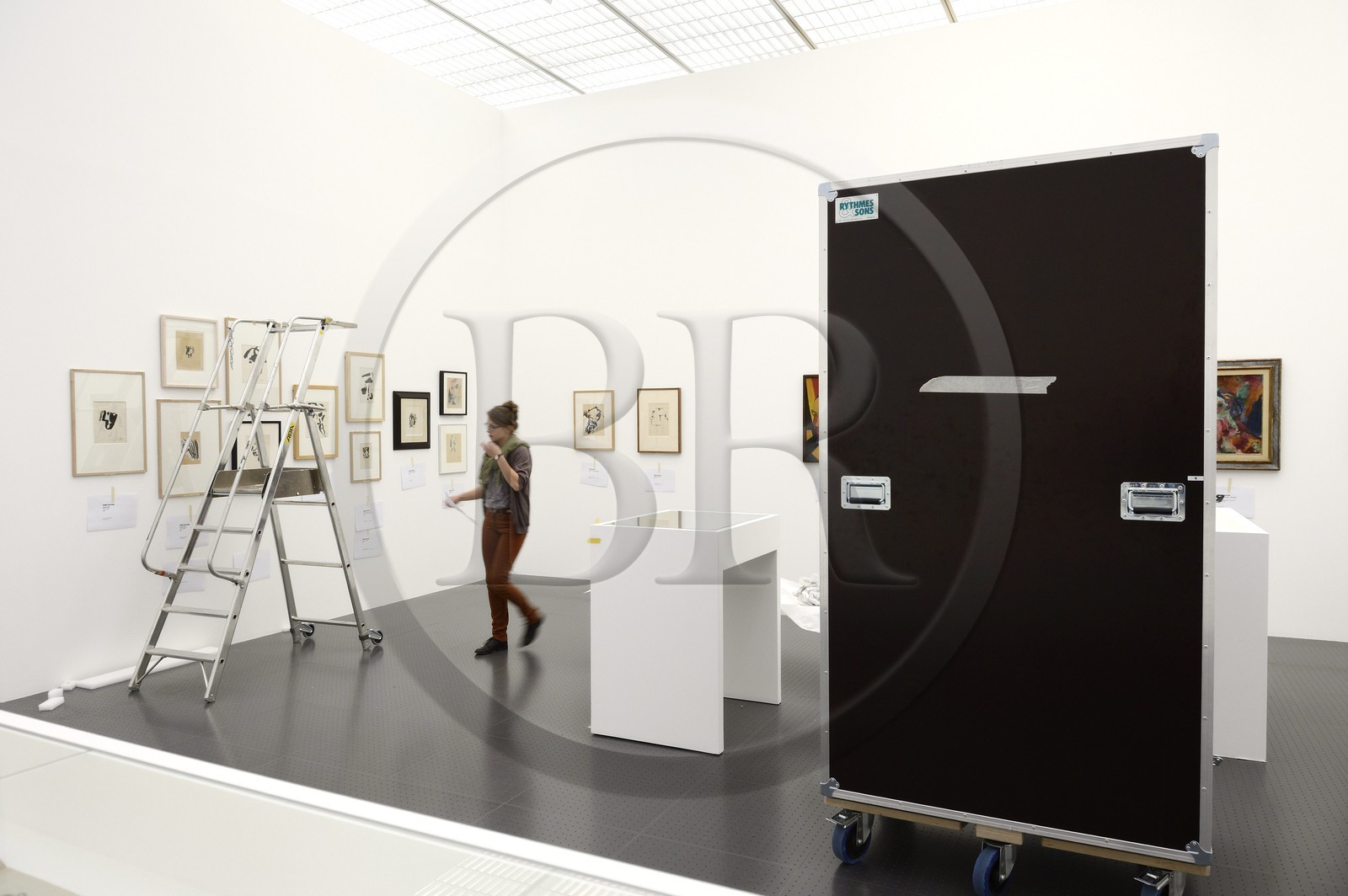 France, Moselle (57), Metz, quartier de l'Amphithéâtre, le Centre Pompidou-Metz, centre d'art conçus par les architectes Shigeru Ban et Jean de Gastines, installation de l'exposition de Hans Richter