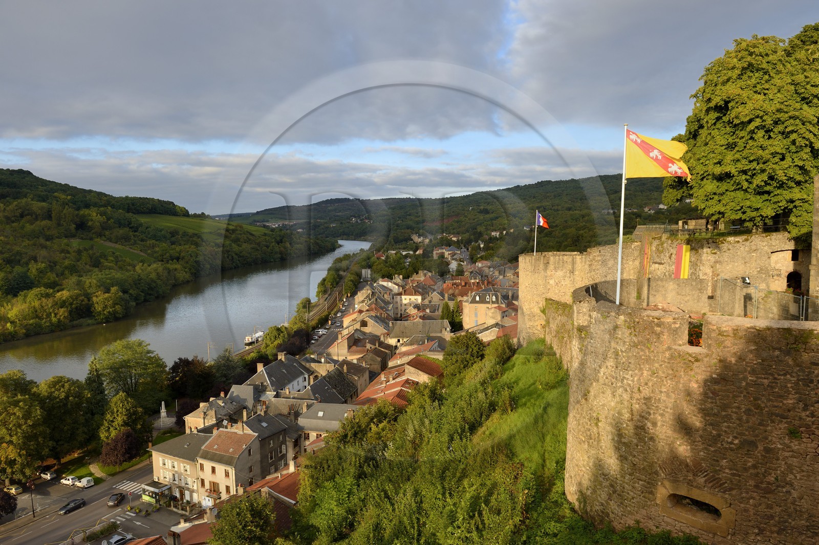 France, Moselle (57), vallée de la Moselle, Sierck-les-Bains en bordure de la Moselle surplombé par le chateau des Ducs de Lorraine du XIIe siècle