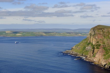 Royaume-Uni, Ecosse, Iles Orcades, les falaises de St. John's Head à la pointe Nord de l'Ile de Hoy et le ferry quittant Stromness sur Mainland (vue aérienne)