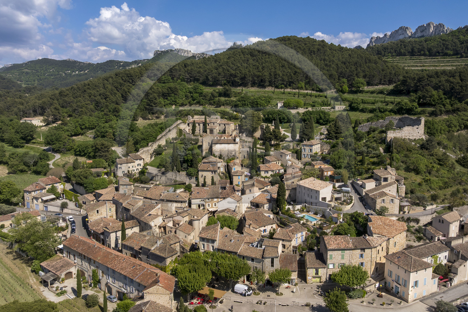 France, Vaucluse (84), Dentelles de Montmirail, Gigondas, le village au pied des Dentelles Sarrasines (vue aérienne)