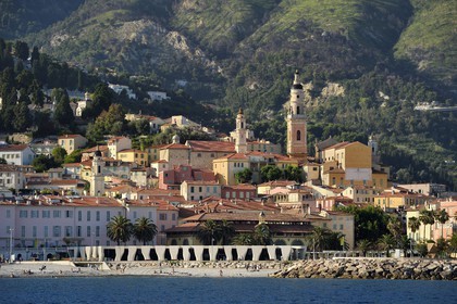 France, Alpes-Maritimes (06), Menton, la vieille ville dominée par la Basilique Saint Michel, le musée Jean Cocteau construit en 2008 par l'architecte Rudy Ricciotti au premier plan