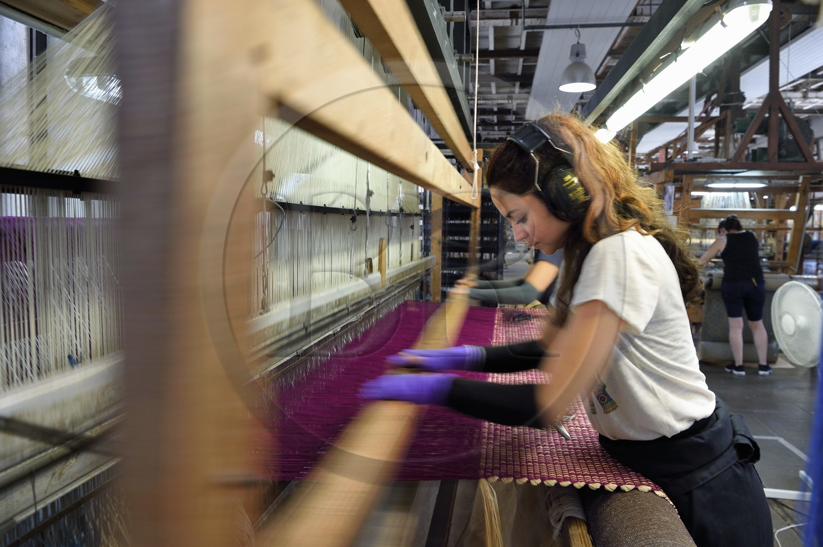 France, Var (83), Presqu'Ile de Saint-Tropez, Cogolin, la Manufacture Cogolin fabrique des tapis depuis 1924, la plupart sont tissés par lés sur des métiers Jacquard à bras du XIXème siècle, tissage du raphia sur un métier à tisser plat France, Var (83), Presqu'Ile de Saint-Tropez, Cogolin, la Manufacture Cogolin fabrique des tapis depuis 1924, la plupart sont tissés par lés sur des métiers Jacquard à bras du XIXème siècle, tissage du raphia sur un métier à tisser plat