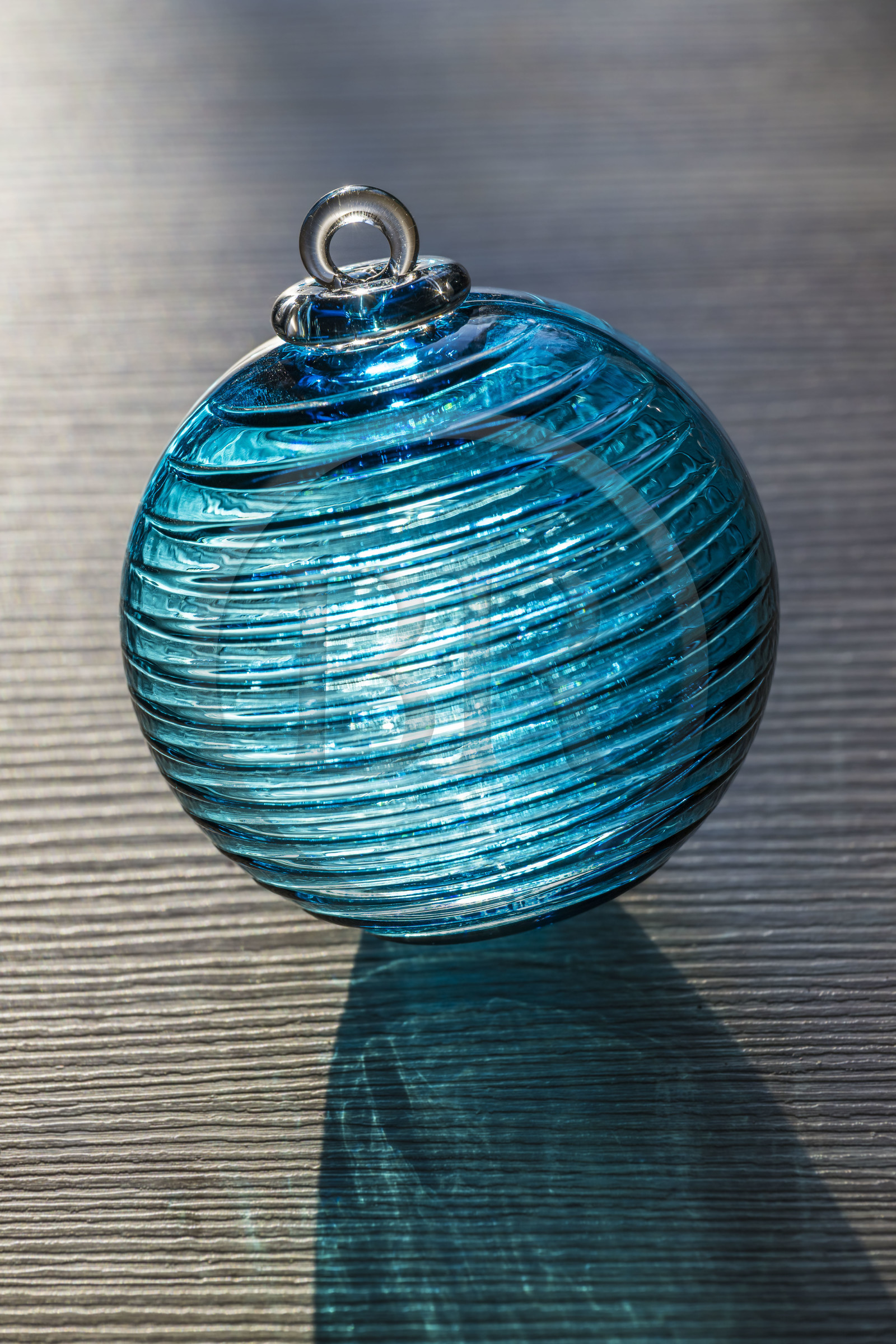 France, Moselle (57), Meisenthal, Centre international d'Art verrier (CIAV), boule de Noël en verre Grip bleu pétrol de fabrication artisanale de la collection 2025