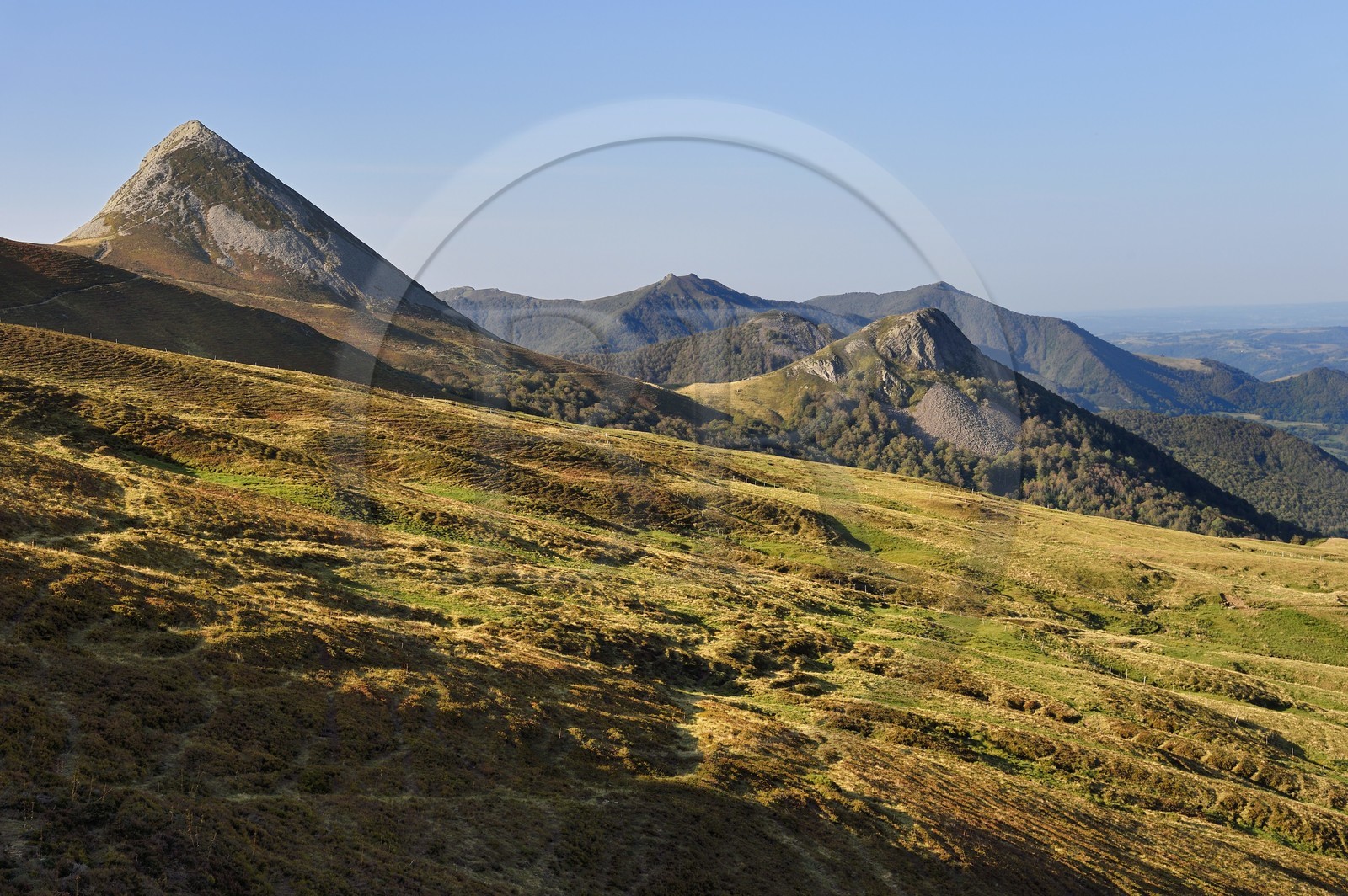 France, Cantal (15), Parc Naturel Régional des Volcans d'Auvergne, Le Lioran, col de Rombière surplombant la vallée de la Jordanne sur le chemin de Saint-Jacques de Compostelle par la Via Arverna, en arrière plan le Puy Griou émergeant à gauche et le Griounou à sa droite