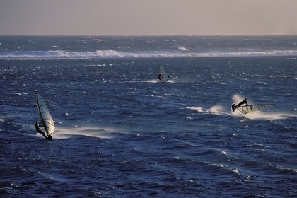France, île de la Réunion, des véliplanchistes près de la plage de Saint-Leu