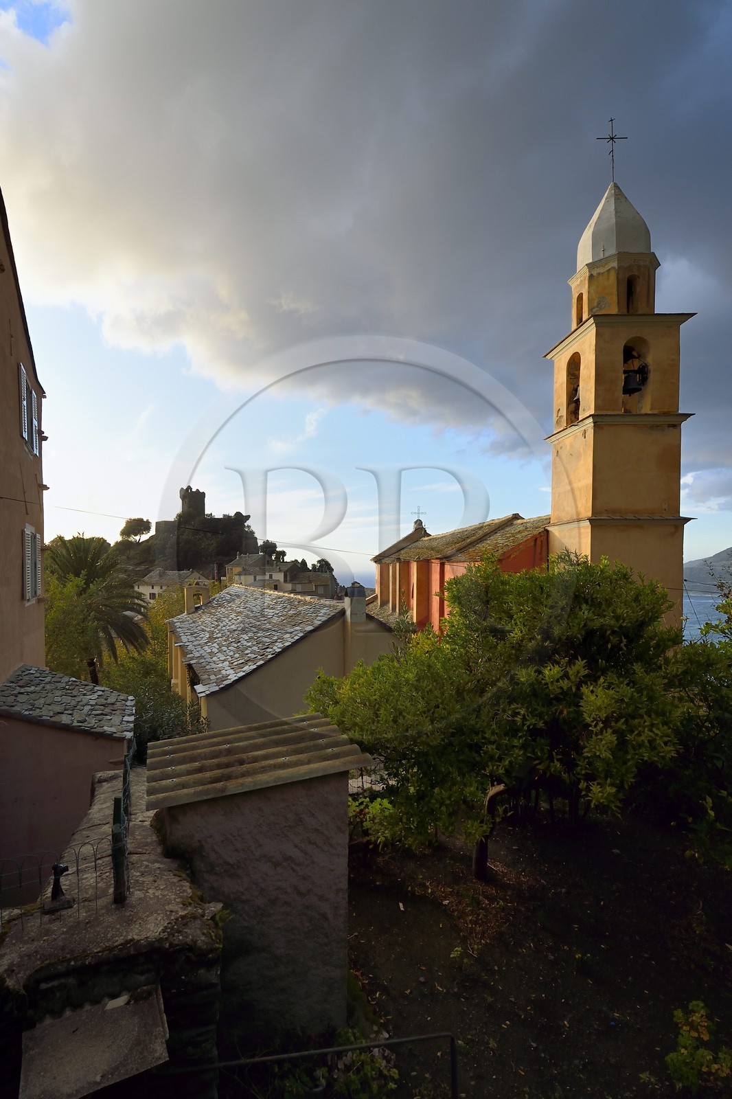 France, Haute-Corse (2B), Cap Corse, Nonza, l'église Sainte-Julie datant du XIVe siècle et la Tour paoline (Torra paolina)