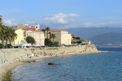France, Corse-du-Sud (2A), Ajaccio, la plage de la vieille ville au pied de la Citadelle