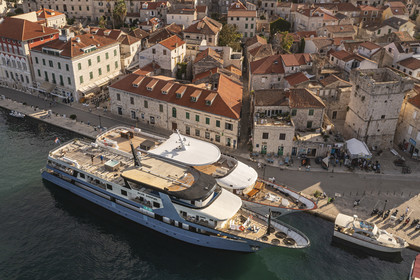 Croatie, Dalmatie, cote dalmate, Ile de Vis, port du village de Vis (vue aérienne)