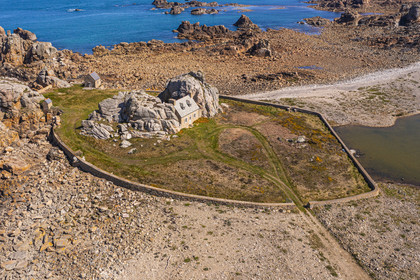 France, Côtes-d'Armor (22), Côte d'Ajoncs, Plougrescant, site du gouffre de Plougrescant, la petite maison de Castel Meur, toute représentation à usage commerciale de cette maison est interdite (vue aérienne)
