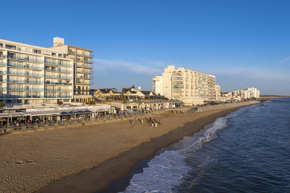 France, Vendée (85), Saint-Gilles-Croix-de-Vie, la Grande Plage sur le Remblai (vue aérienne)