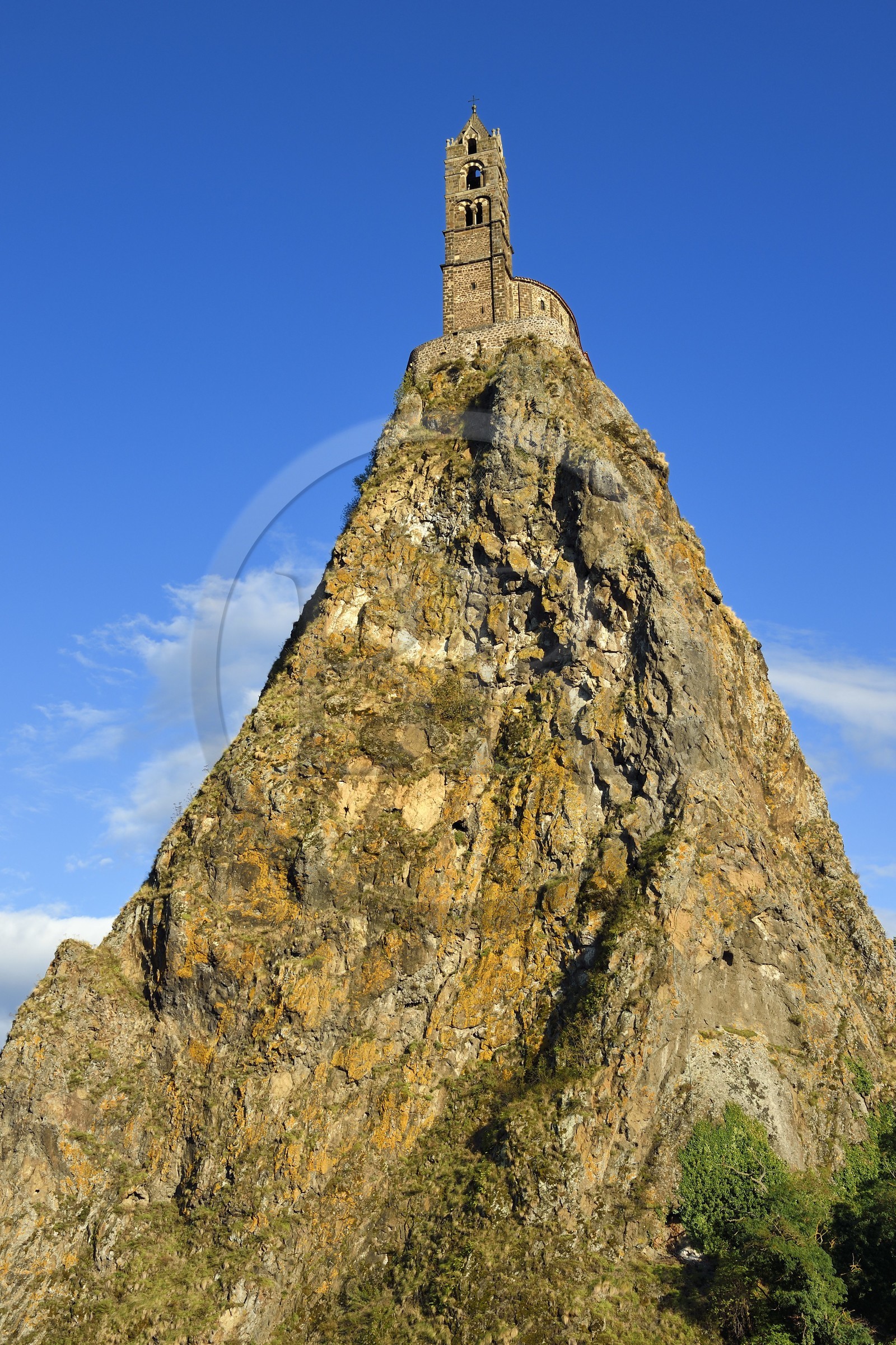 France, Haute-Loire (43), Aiguilhe, commune limitrophe du Puy-en-Velay, étape classée Patrimoine Mondial de l'UNESCO dans le cadre des chemins de Compostelle, la Chapelle Saint-Michel d'Aiguilhe perchée sur un piton volcanique France, Haute-Loire (43), Aiguilhe, commune limitrophe du Puy-en-Velay, étape classée Patrimoine Mondial de l'UNESCO dans le cadre des chemins de Compostelle, la Chapelle Saint-Michel d'Aiguilhe perchée sur un piton volcanique