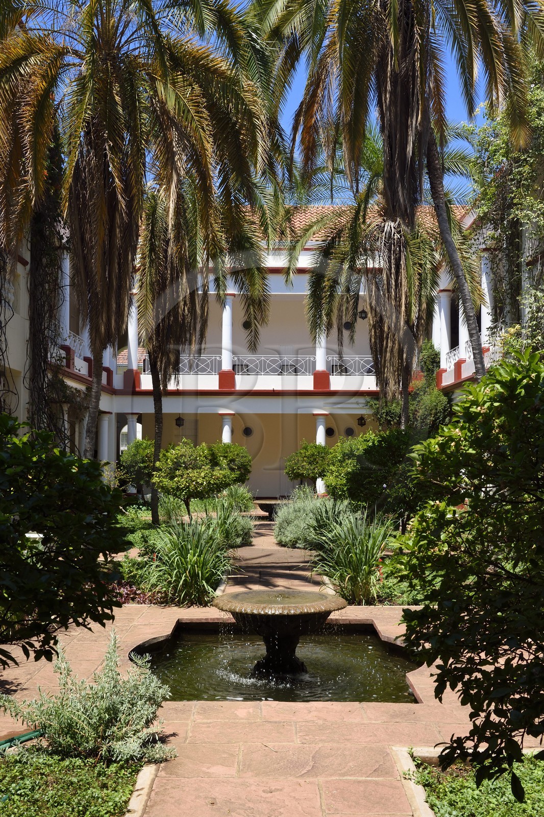 Zimbabwe, province de Matabeleland septentrional, Victoria Falls, Victoria Falls Hotel, patio