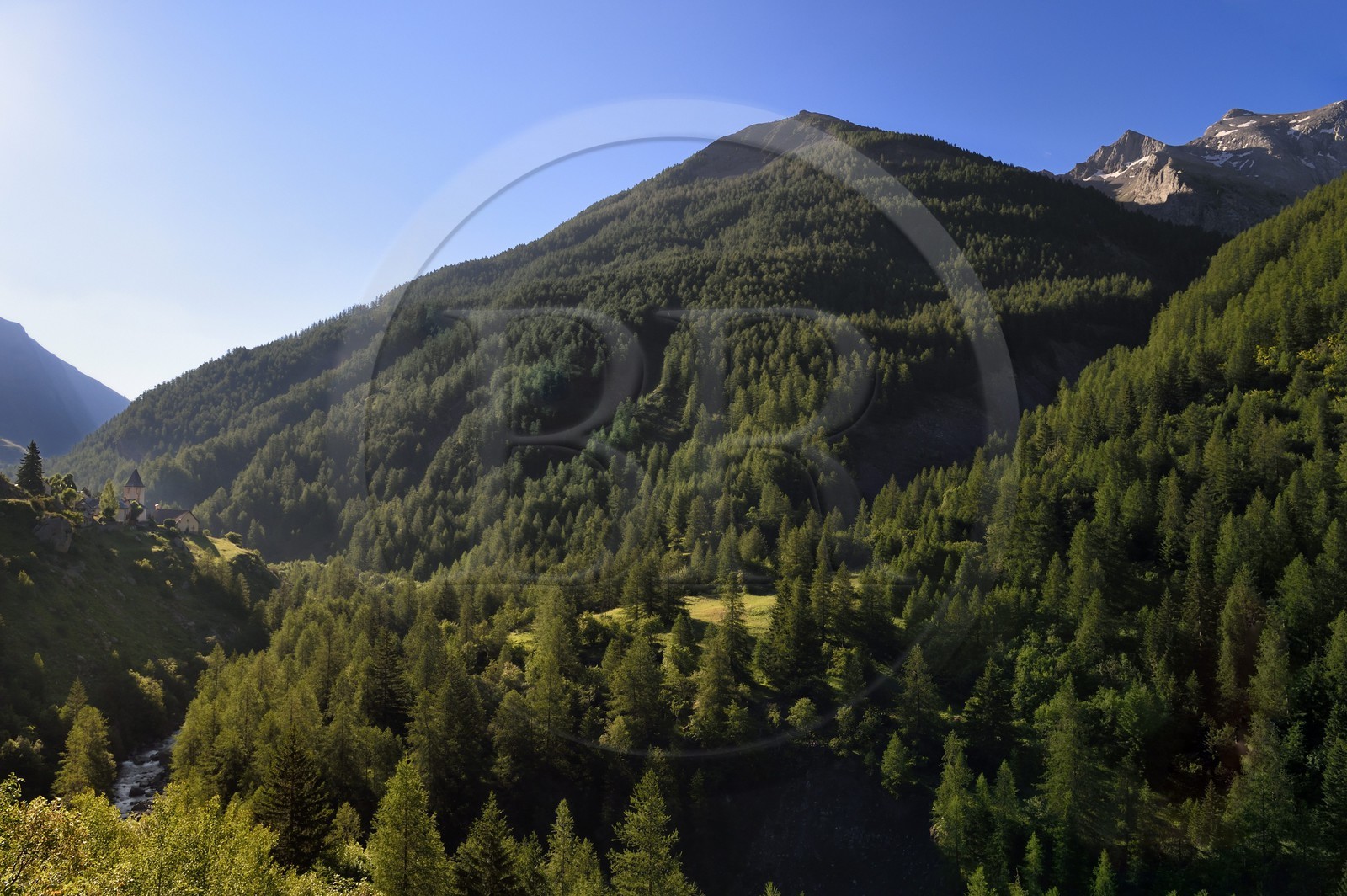 France, Alpes-de-Haute-Provence (04), Uvernet-Fours, massif du Mercantour, vallée de l'Ubaye, vallée de la Bachelard vers le col de la Cayolle (2326 m), clocher de l'église de Fours au bord de la route des Grandes Alpes France, Alpes-de-Haute-Provence (04), Uvernet-Fours, massif du Mercantour, vallée de l'Ubaye, vallée de la Bachelard vers le col de la Cayolle (2326 m), clocher de l'église de Fours au bord de la route des Grandes Alpes