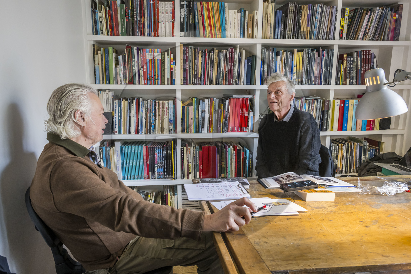 France, Paris (75), le dessinateur et auteur de bande-dessinée François Schuiten dans son atelier parisien, interview par l'artiste et critique d'art Pierre Lamalattie pour Artension