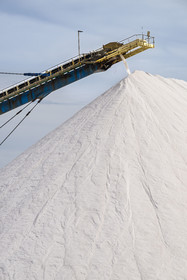 France, Gard (30), Aigues-Mortes, le salin d'Aigues-Mortes (Salins du Midi), montagne de sel stocké