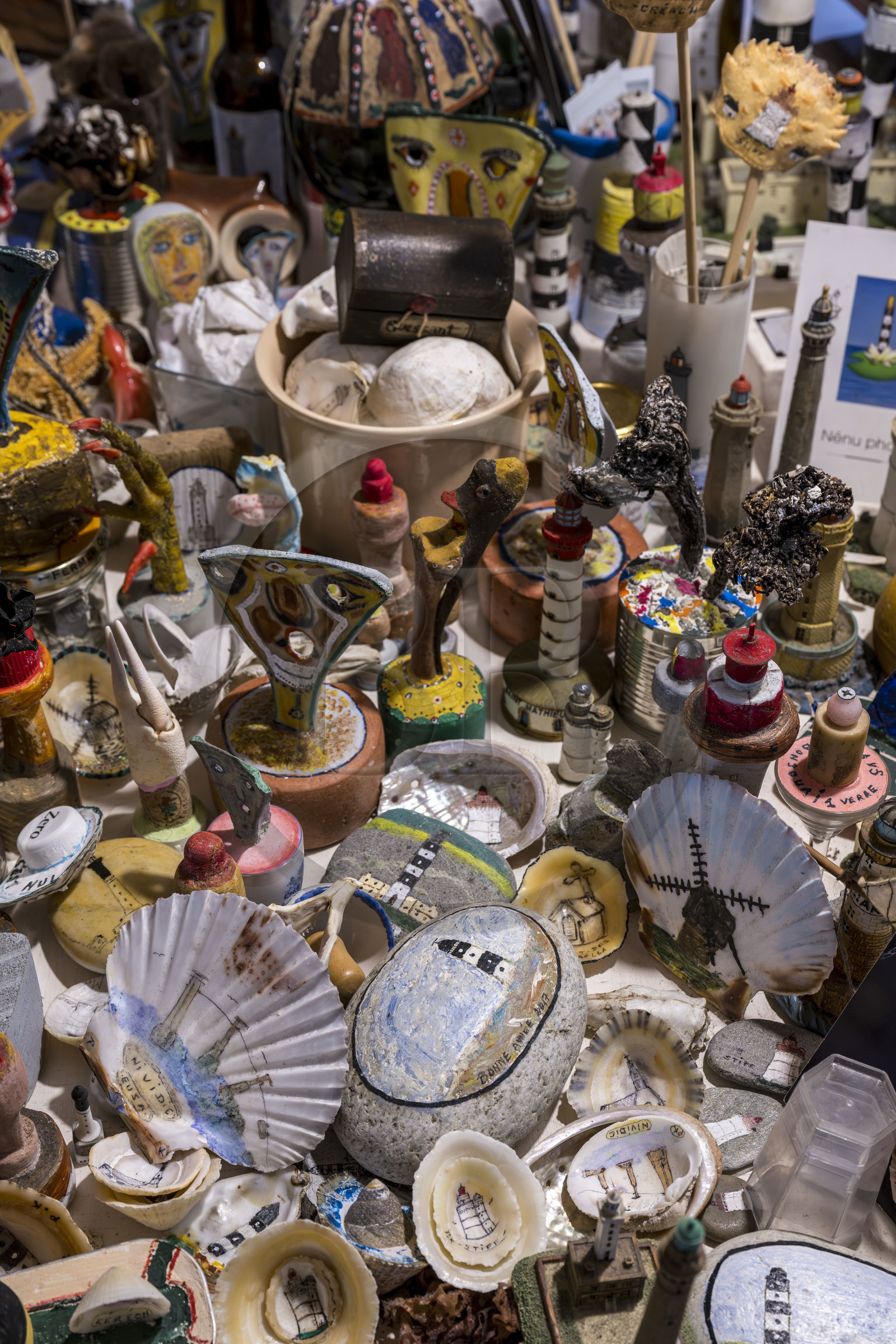 France, Finistère (29), Mer d'Iroise, Ile d'Ouessant, Port d'Arlan, Paul Boloré, artiste naviguant entre art naïf et art brut, collectionne dans sa maison tout ce qui a trait à Ouessant et créé lui-même des objets souvenirs