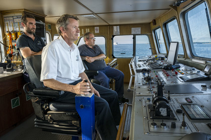 France, Finistère (29), Mer d'Iroise, Le Conquet, navire de la Penn ar Bed assurant la liaison avec les iles de Molène et Ouessant, le capitaine Pascal Renaud sur la passerelle avec le pilote