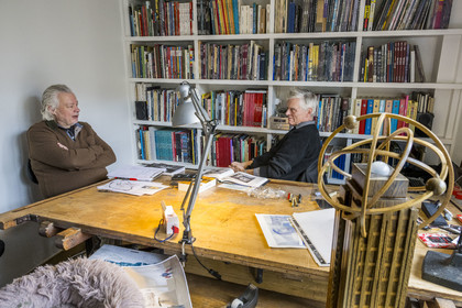 France, Paris (75), le dessinateur et auteur de bande-dessinée François Schuiten dans son atelier parisien, interview par l'artiste et critique d'art Pierre Lamalattie pour Artension