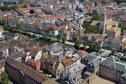 France, Bas-Rhin (67), Strasbourg, vieille ville classée au Patrimoine Mondial de l'UNESCO, le Palais Rohan au centre à droite au premier plan, le quai des Bateliers transformé en zone de rencontre réservée aux piétons et l'église Sainte Madeleine en arrière plan