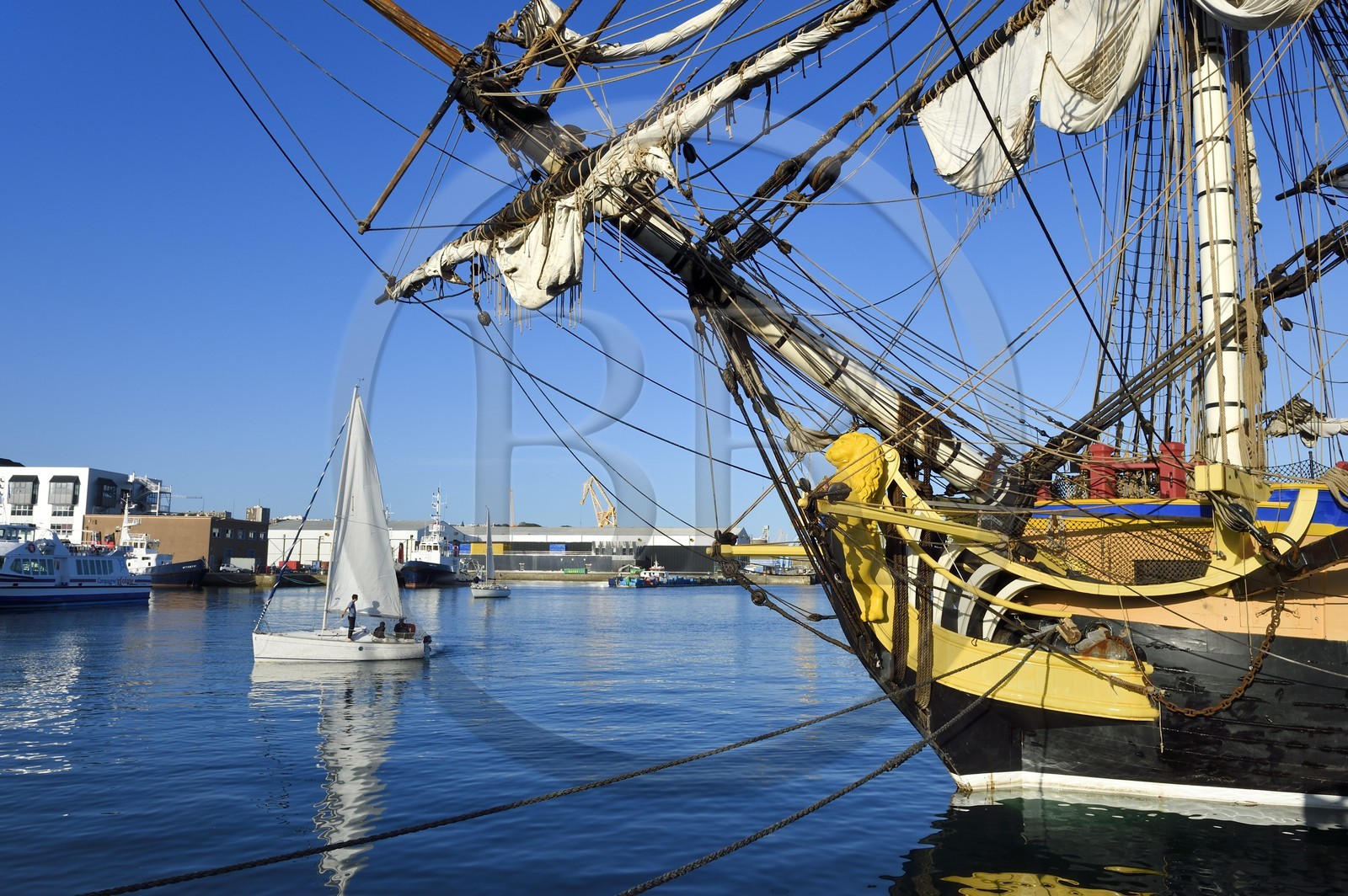 France, Finistère (29), port de Brest, la frégate L'Hermione, réplique du trois-mats qui transporta le marquis de Lafayette en Amérique en 1780, figure de proue