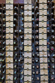 France, Côte-d'Or (21), Paysage culturel des climats de Bourgogne classés Patrimoine Mondial de l'UNESCO, Route des Grands Crus, vignoble de la Côte de Nuits, Vougeot, le Chateau du Clos de Vougeot, oenothèque dans le cellier du château du Clos de Vougeot avec les plaques des tastevinages annuels