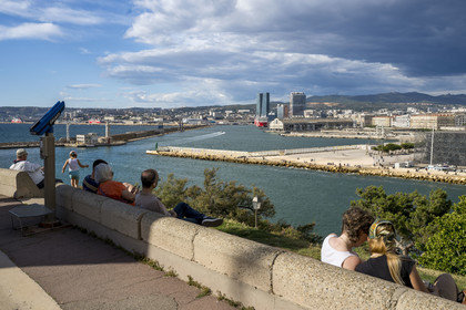 France, Bouches-du-Rhône (13), Marseille, Zone Euroméditerranée, grand port maritime de Marseille (GPMM), la digue du large et son phare de Sainte Marie, vue depuis la pointe du Pharo parc Emile Duclaux