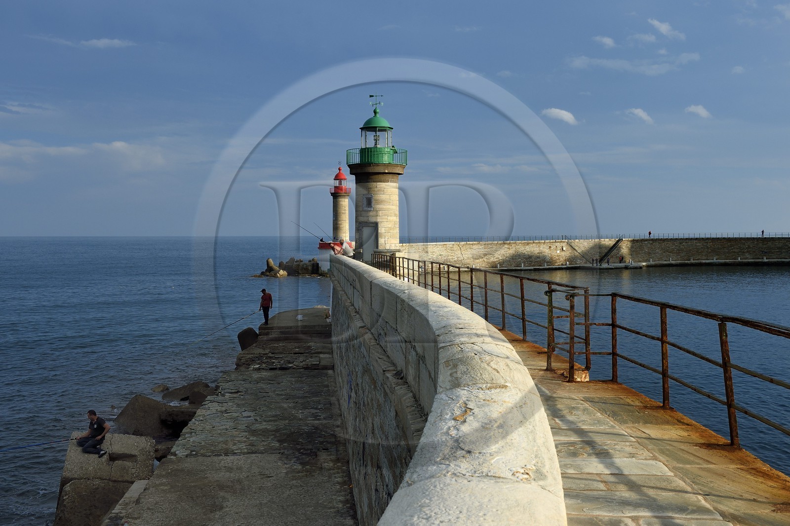 France, Haute-Corse (2B), Bastia, quartier de Terra-Vecchia, les phares de la jetée à l'entrée du Vieux-Port